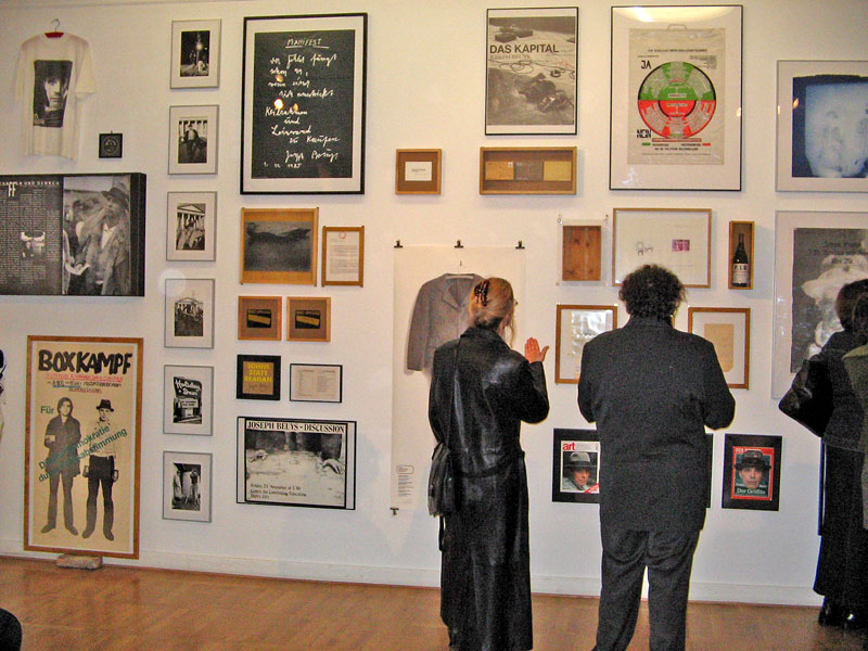 Kryptische Konzepte: Beuyswand im Haus am Waldsee, zur Ausstellung: Schrift Bilder Denken